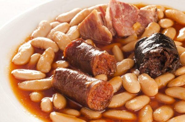 Fabada asturiana con su compango de lacón, chorizo y morcilla. los 5 mejores