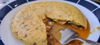 Tortilla ganadora del primer premio en el XXVI Campeonato de España de Tortillas de Patatas de Alicante … con cosas. Es una tortilla de Betanzos