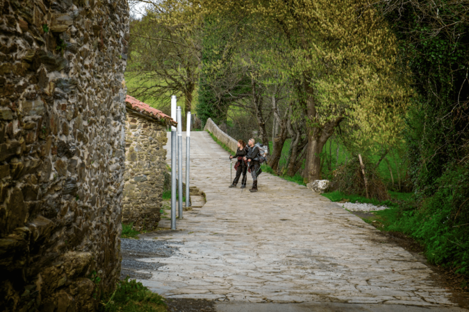 Peregrinos en puente ribadiso